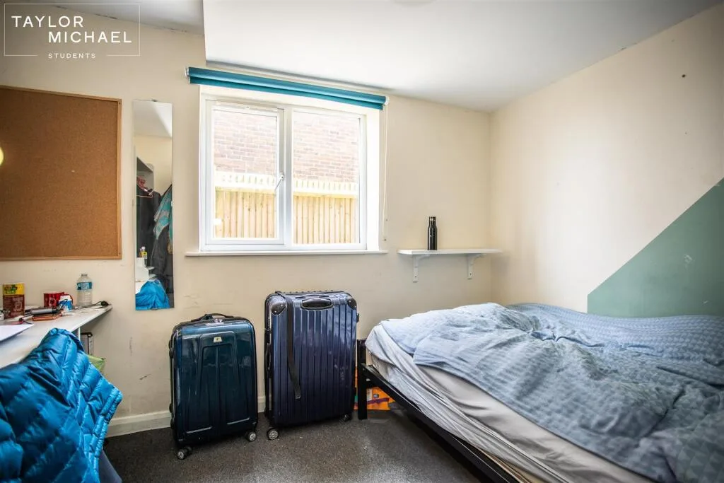 6 bedroom semi-detached house for rent