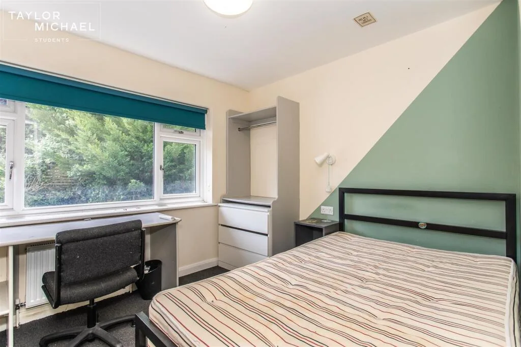 6 bedroom semi-detached house for rent