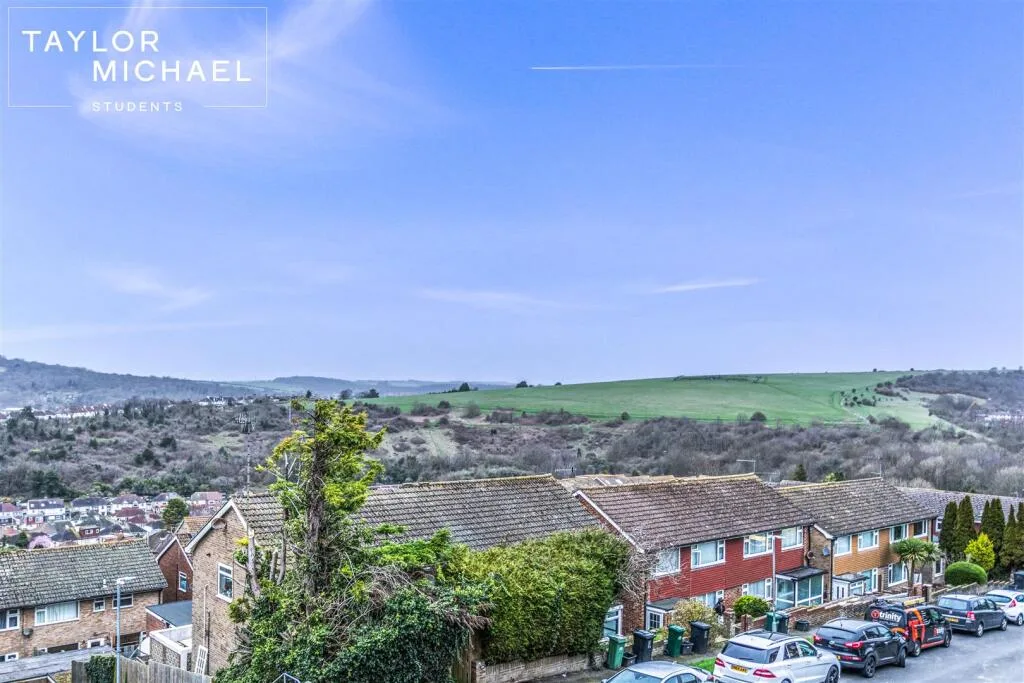 6 bedroom semi-detached house for rent