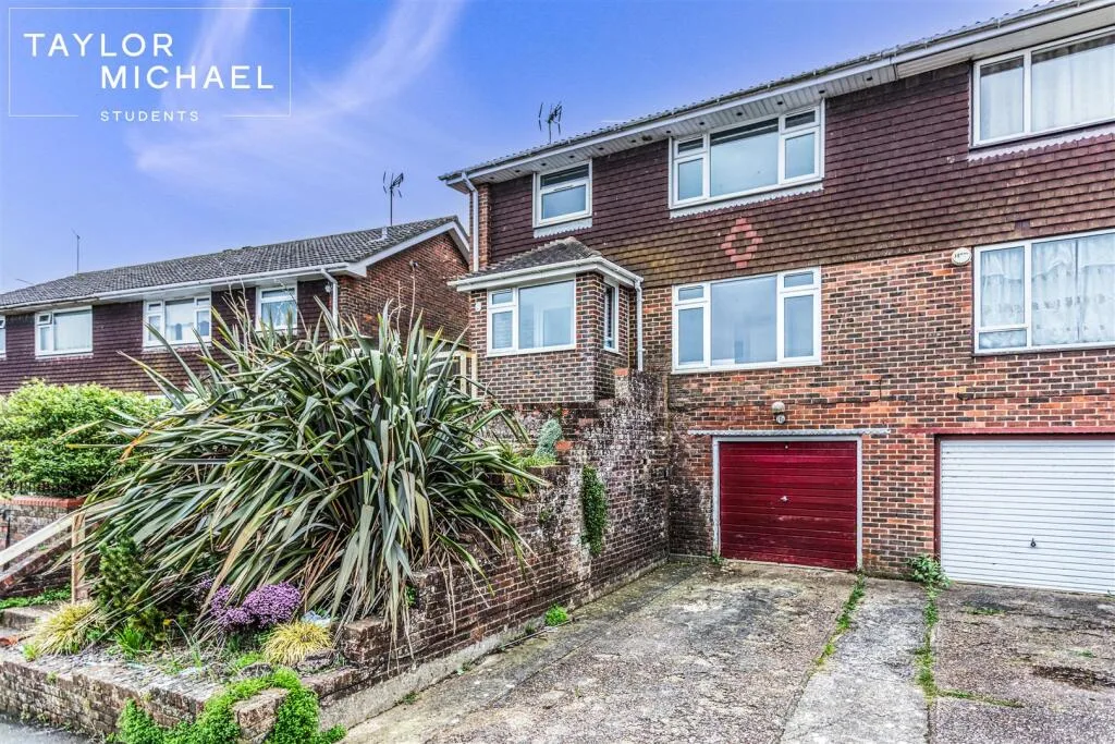6 bedroom semi-detached house for rent