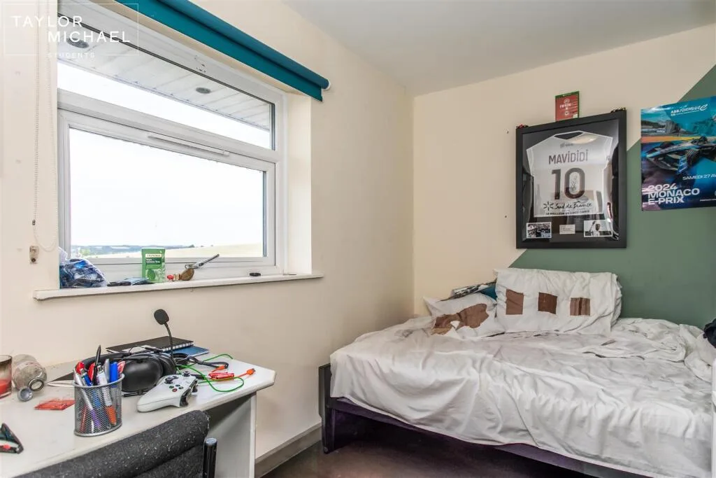 6 bedroom semi-detached house for rent