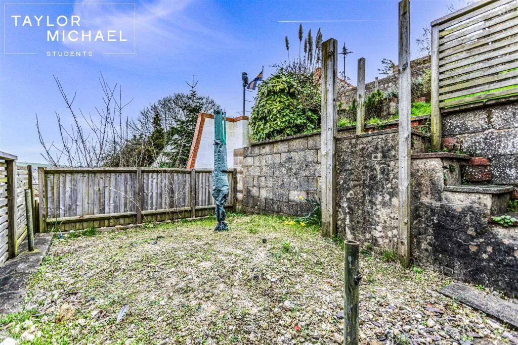 6 bedroom semi-detached house for rent