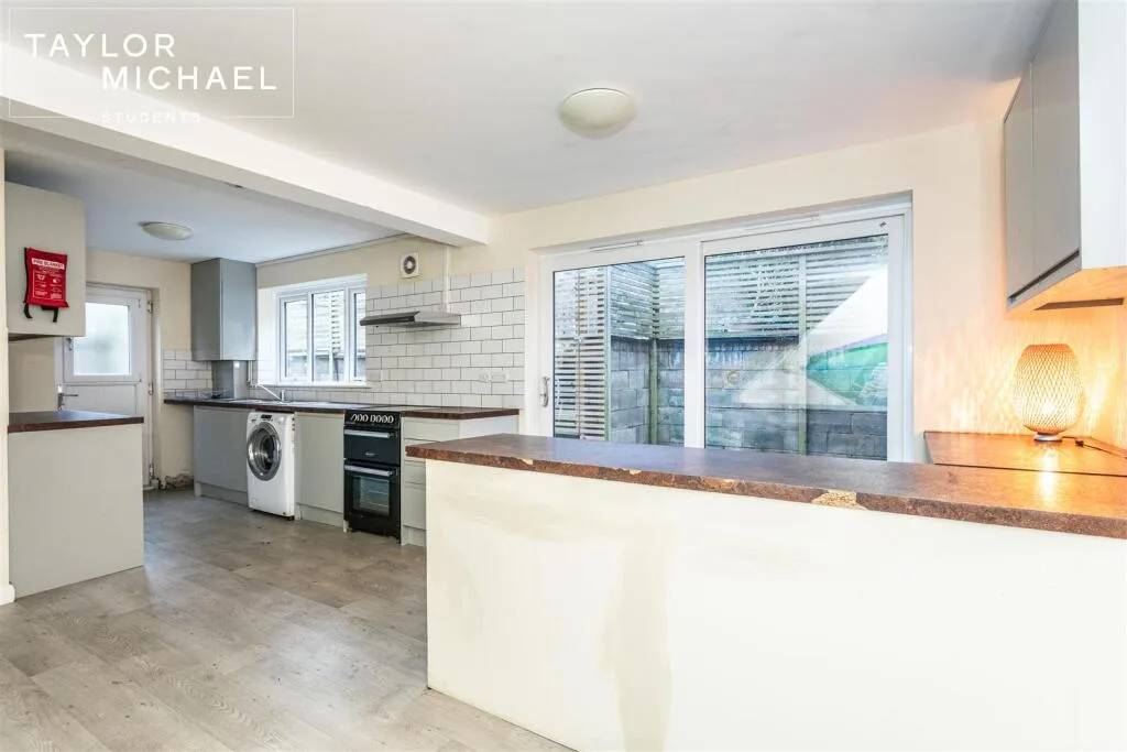 6 bedroom semi-detached house for rent