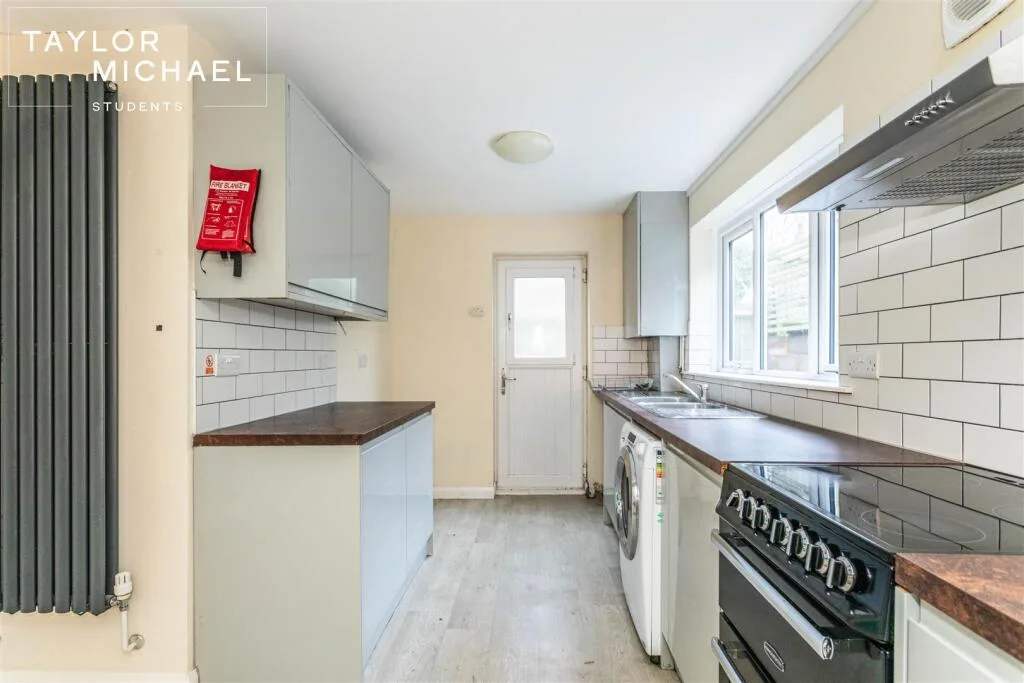 6 bedroom semi-detached house for rent