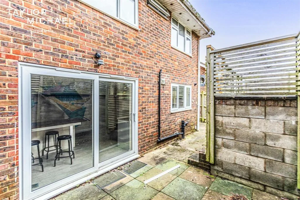 6 bedroom semi-detached house for rent