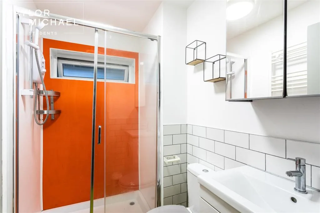 6 bedroom semi-detached house for rent