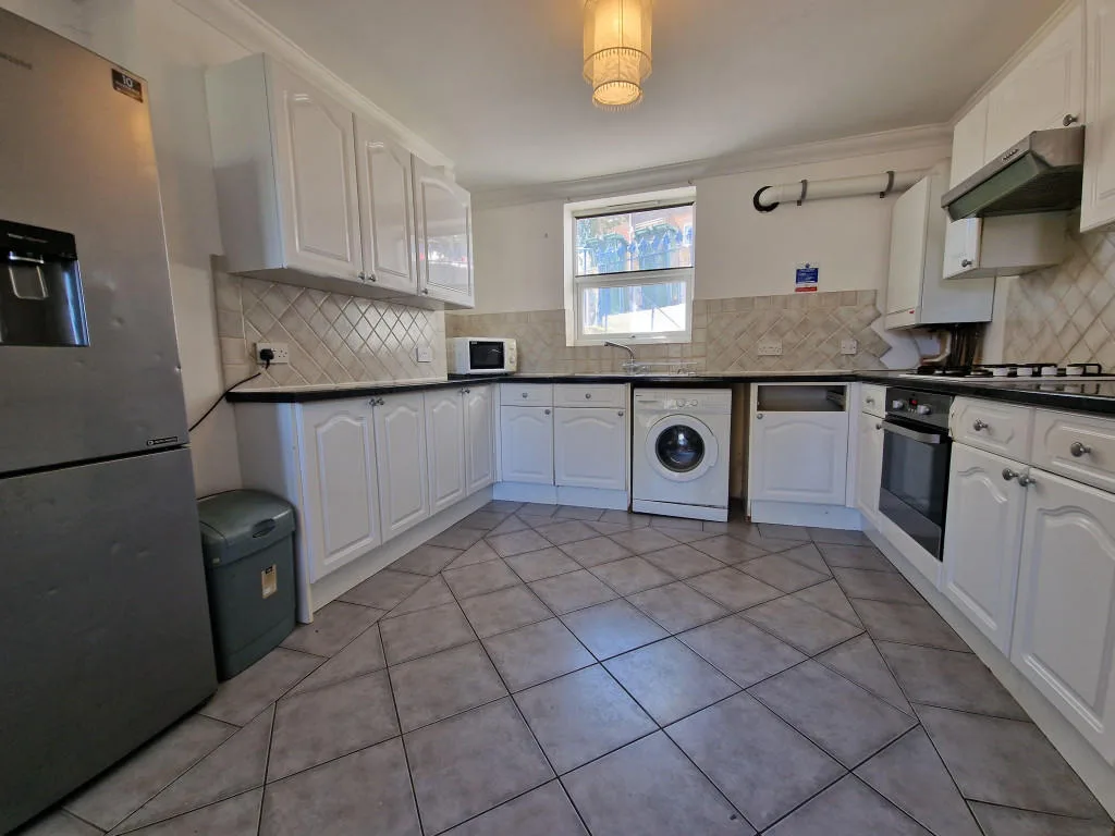 5 bedroom terraced house for rent