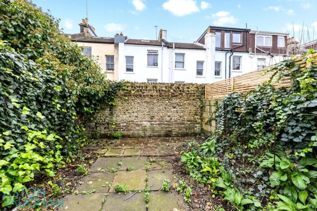 5 bedroom terraced house for rent