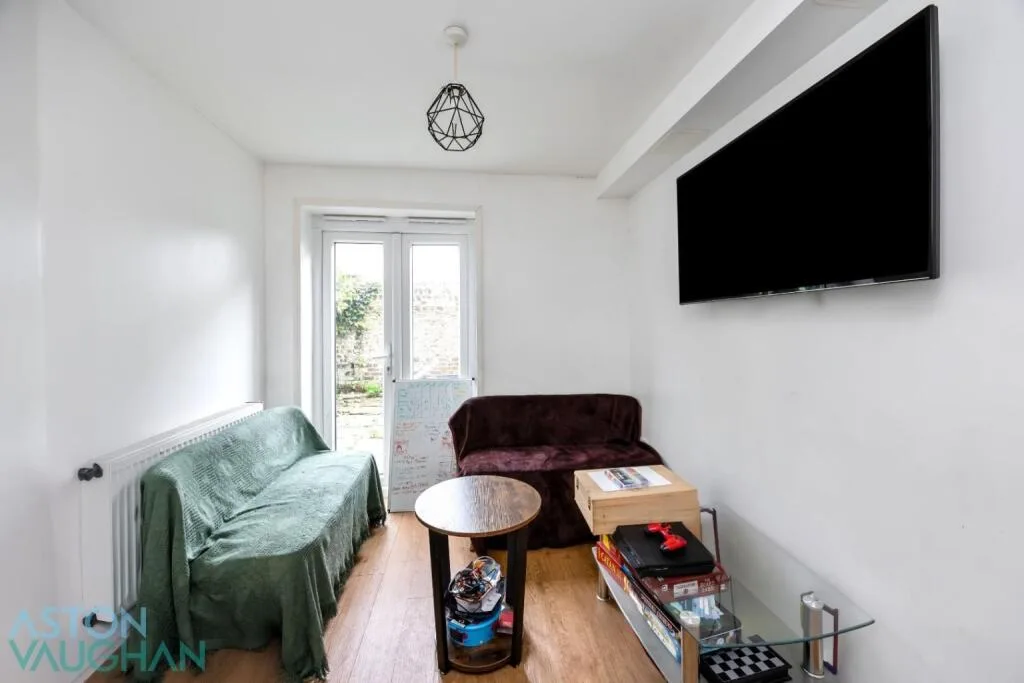 5 bedroom terraced house for rent