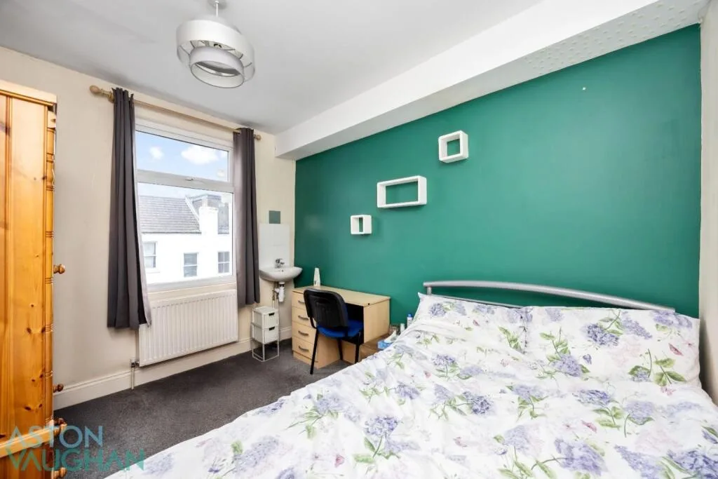 5 bedroom terraced house for rent