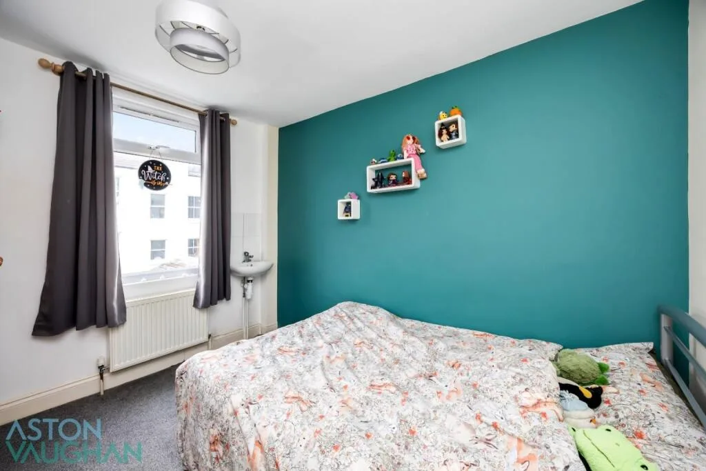 5 bedroom terraced house for rent