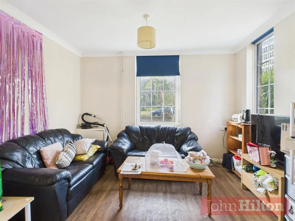 5 bedroom semi-detached house for rent