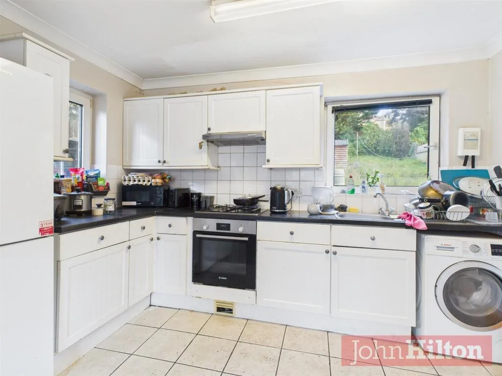5 bedroom semi-detached house for rent