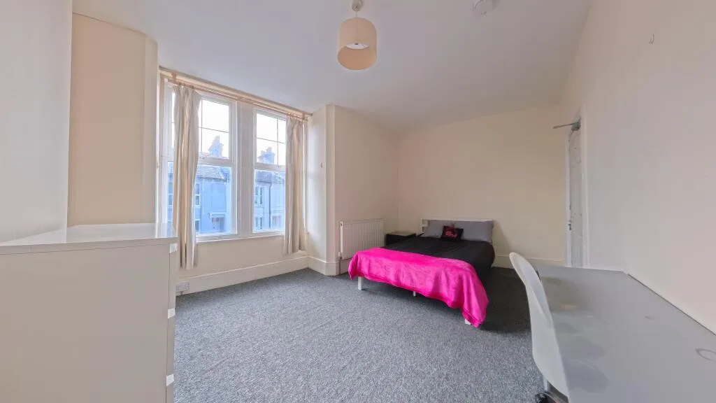 5 bedroom end of terrace house for rent