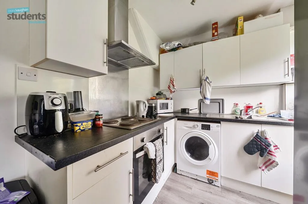 5 bedroom end of terrace house for rent