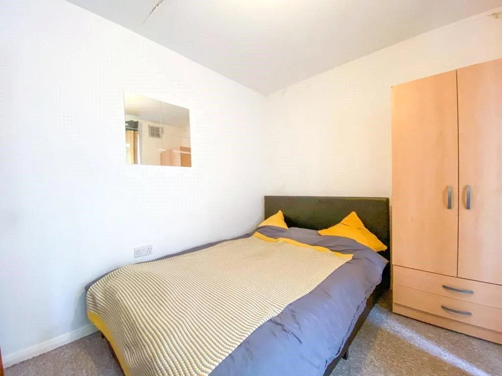 5 bedroom semi-detached house for rent