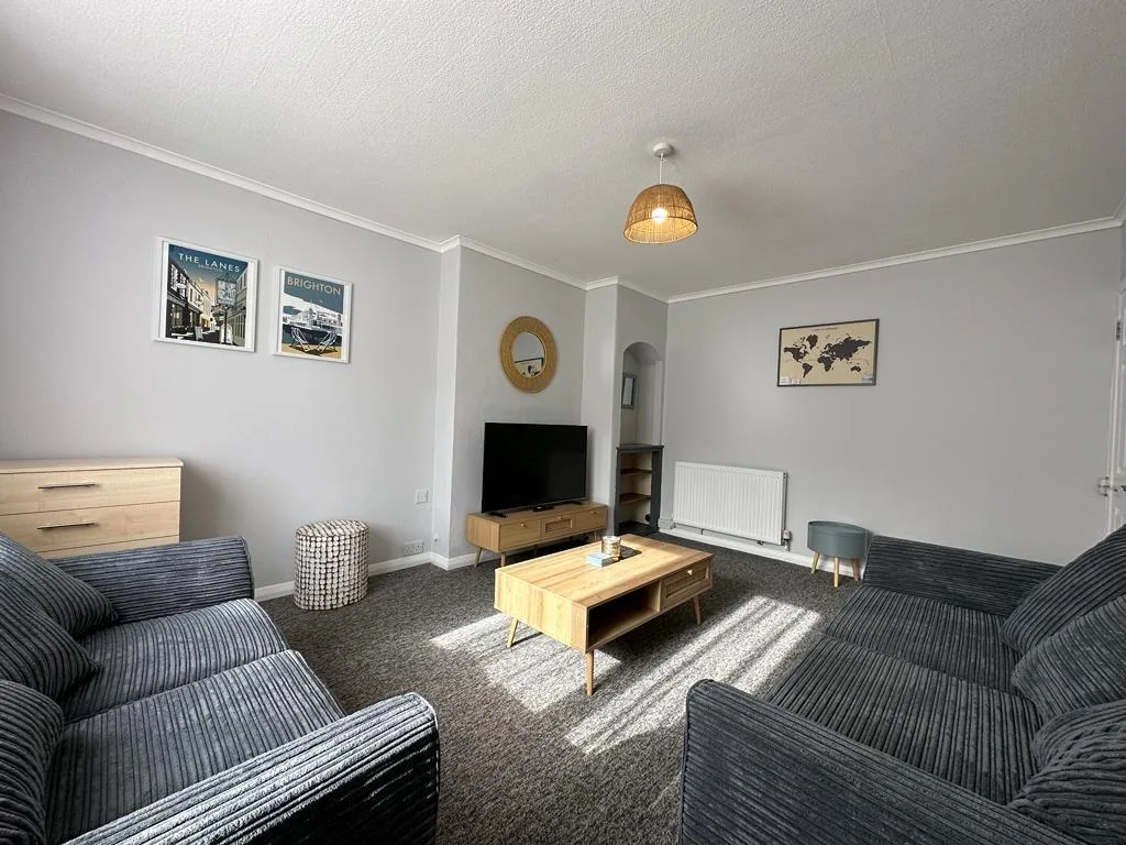 5 bedroom semi-detached house for rent