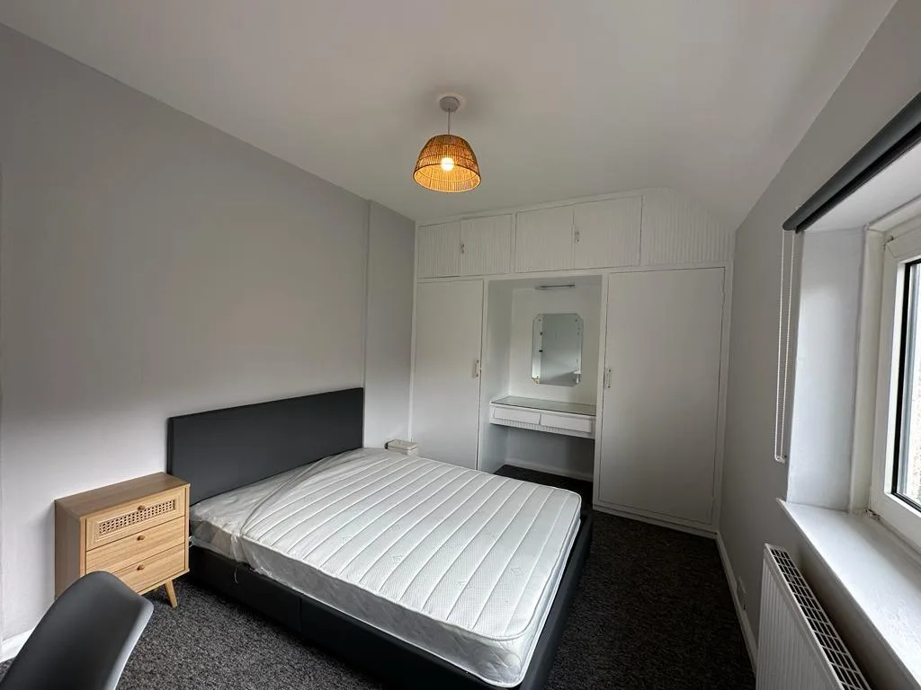 5 bedroom semi-detached house for rent