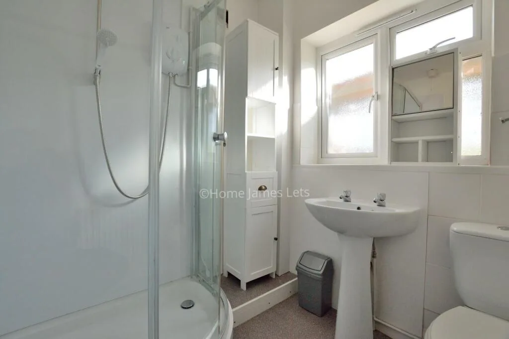 6 bedroom semi-detached house for rent