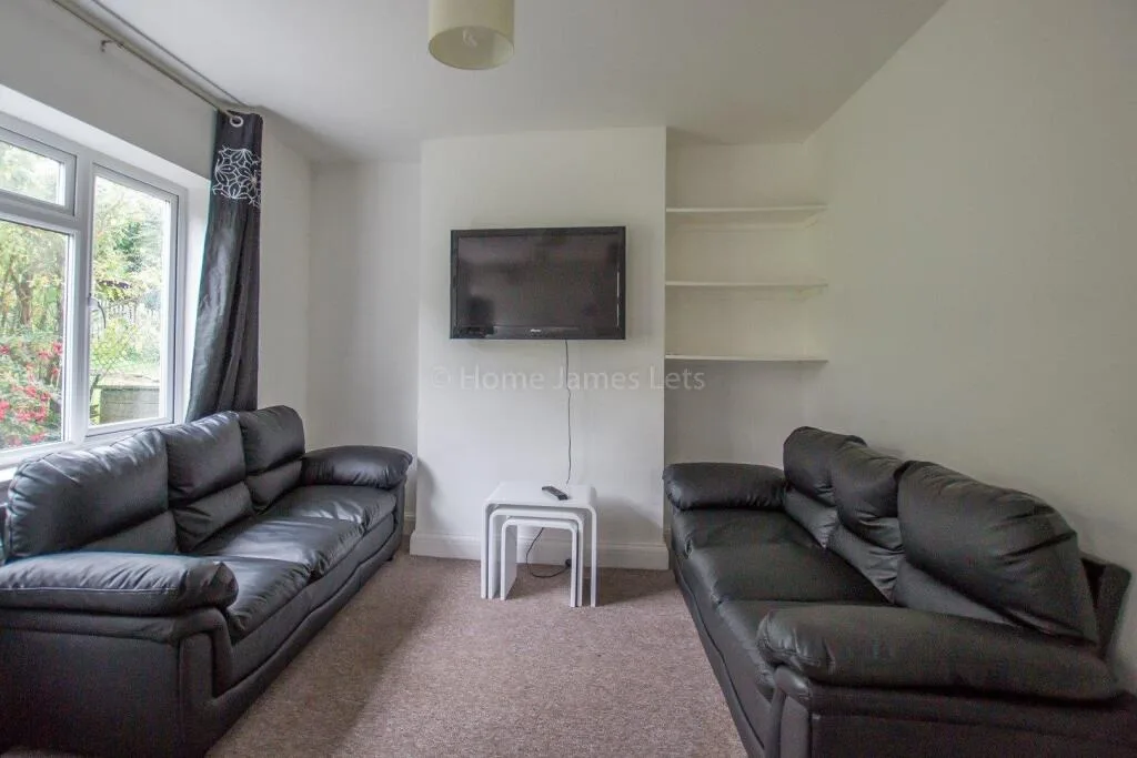 6 bedroom semi-detached house for rent