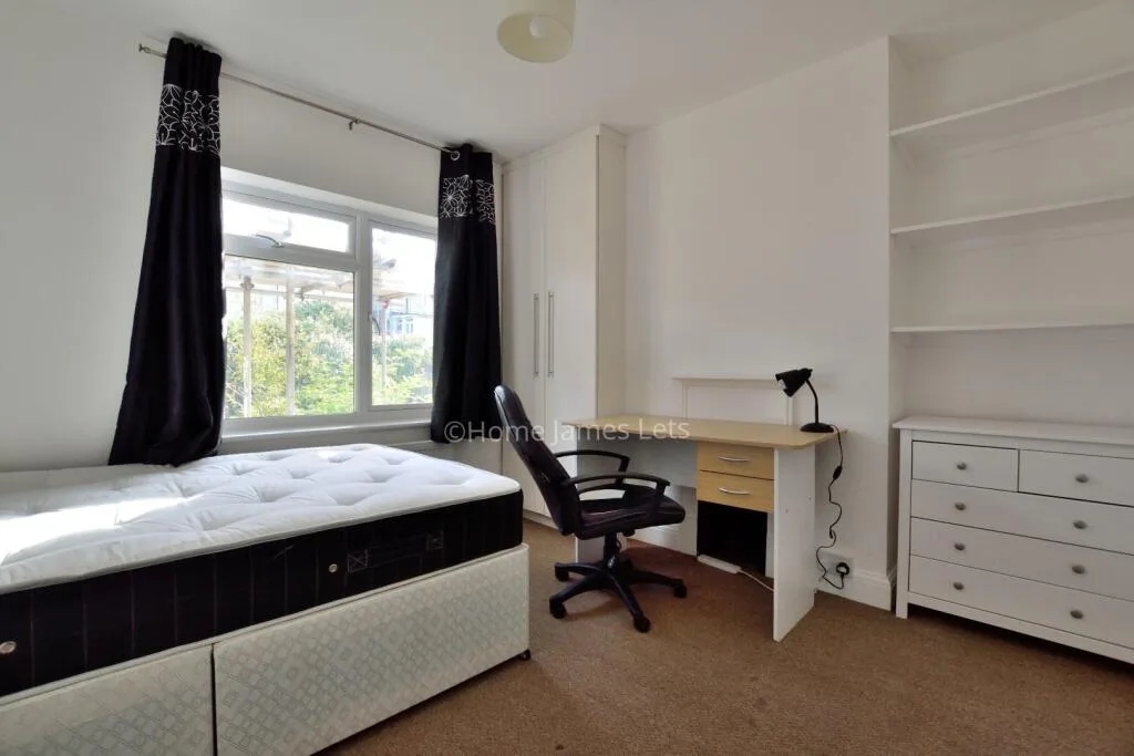 6 bedroom semi-detached house for rent