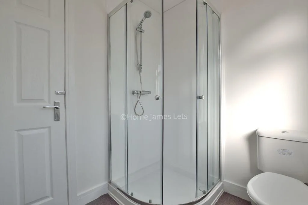 6 bedroom semi-detached house for rent