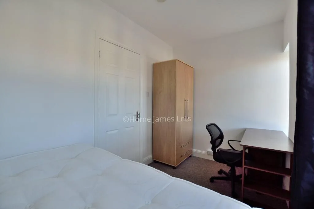 6 bedroom semi-detached house for rent
