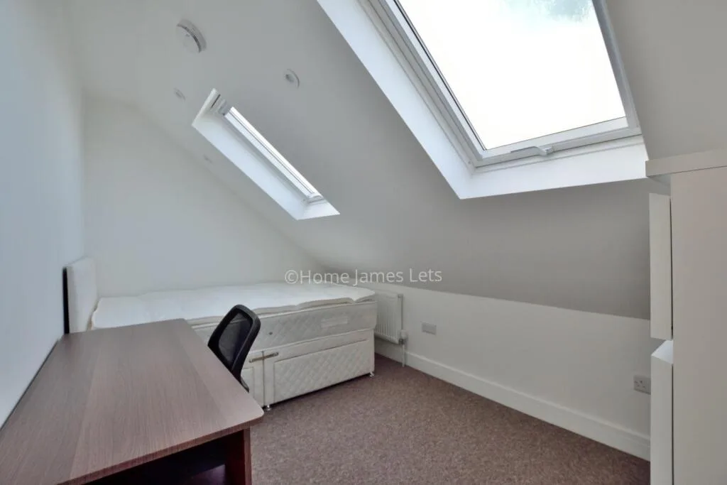 6 bedroom semi-detached house for rent