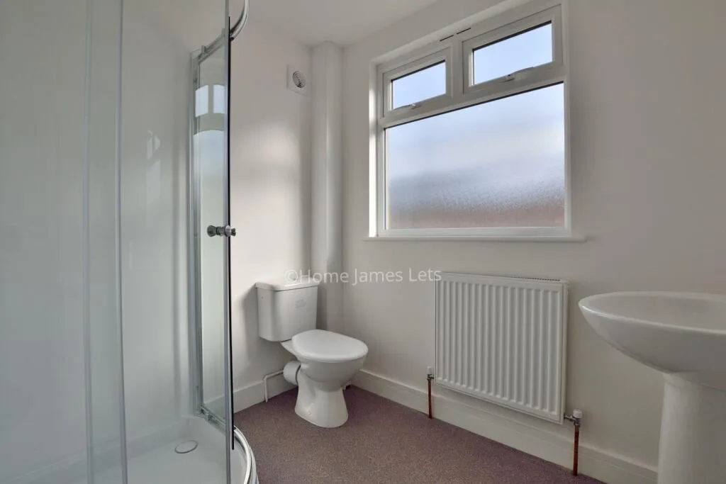 6 bedroom semi-detached house for rent