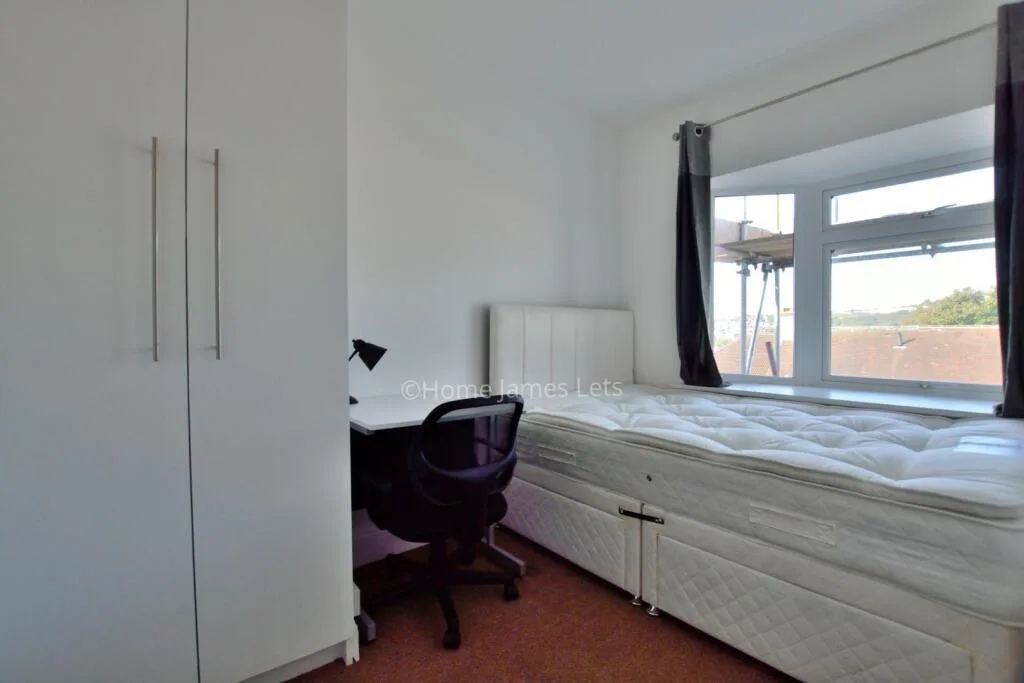 6 bedroom semi-detached house for rent