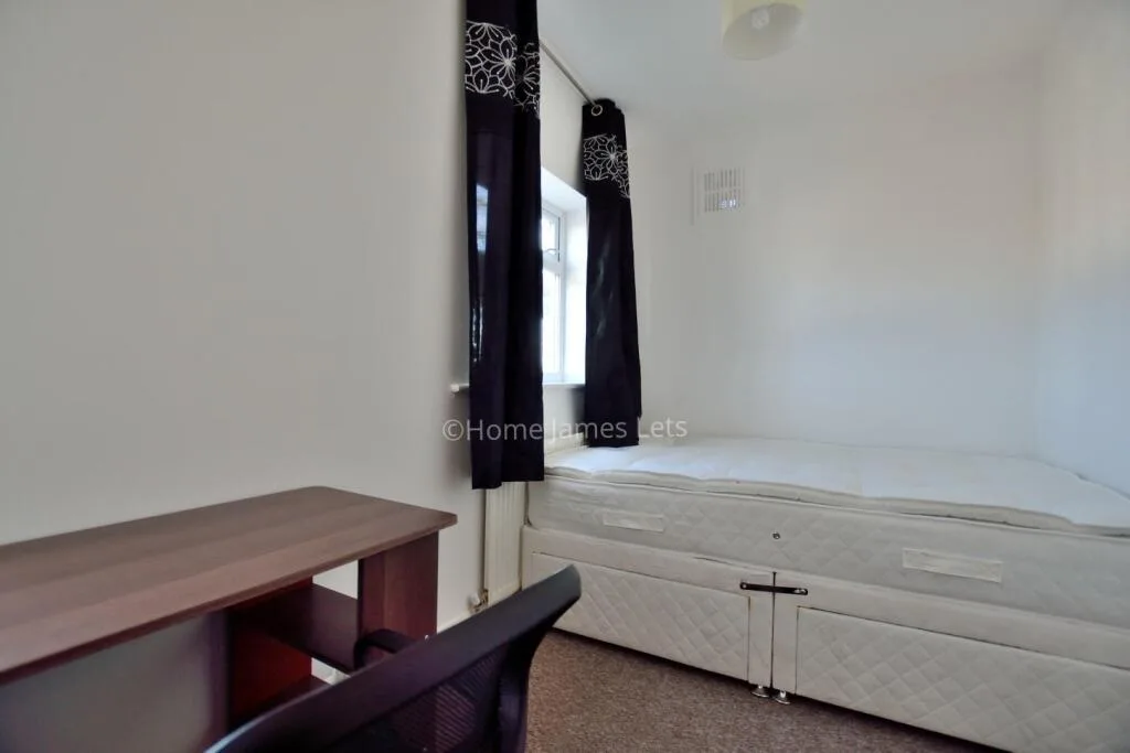 6 bedroom semi-detached house for rent