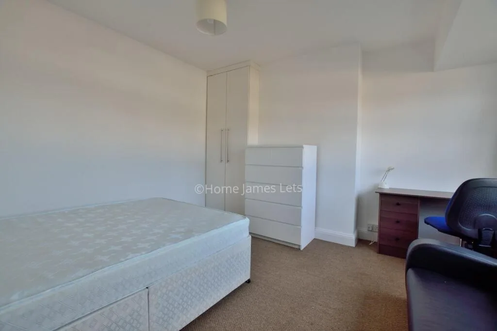 6 bedroom semi-detached house for rent