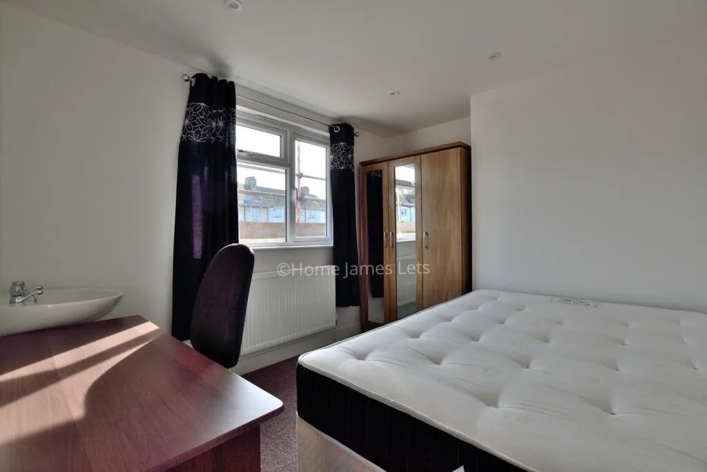 6 bedroom semi-detached house for rent