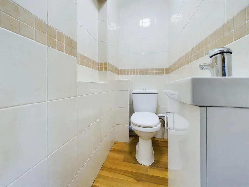 6 bedroom semi-detached house for rent
