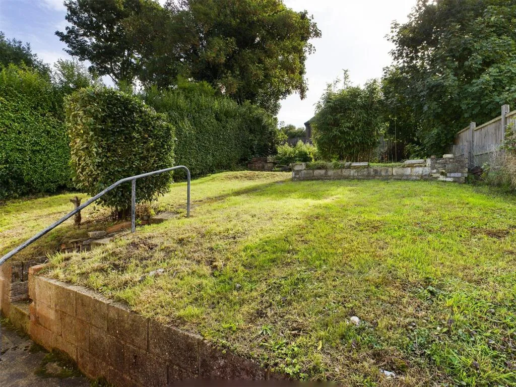 6 bedroom semi-detached house for rent