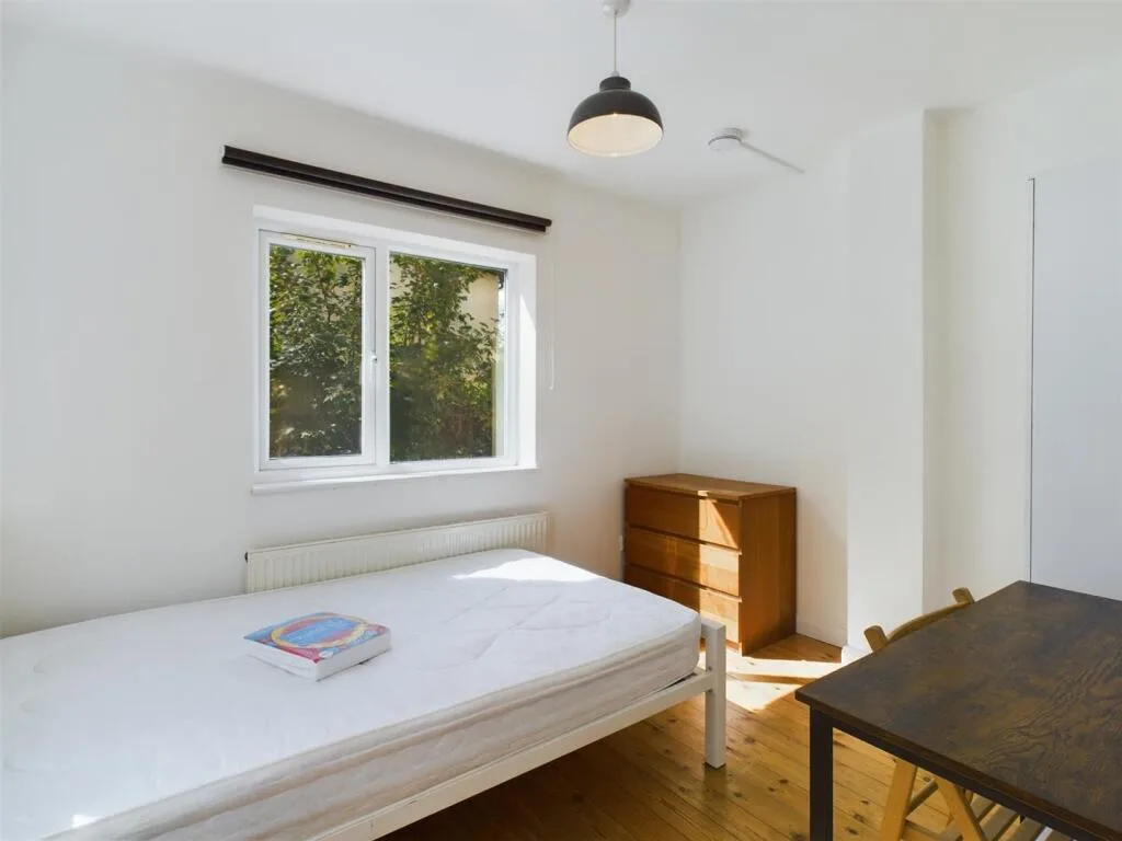 6 bedroom semi-detached house for rent