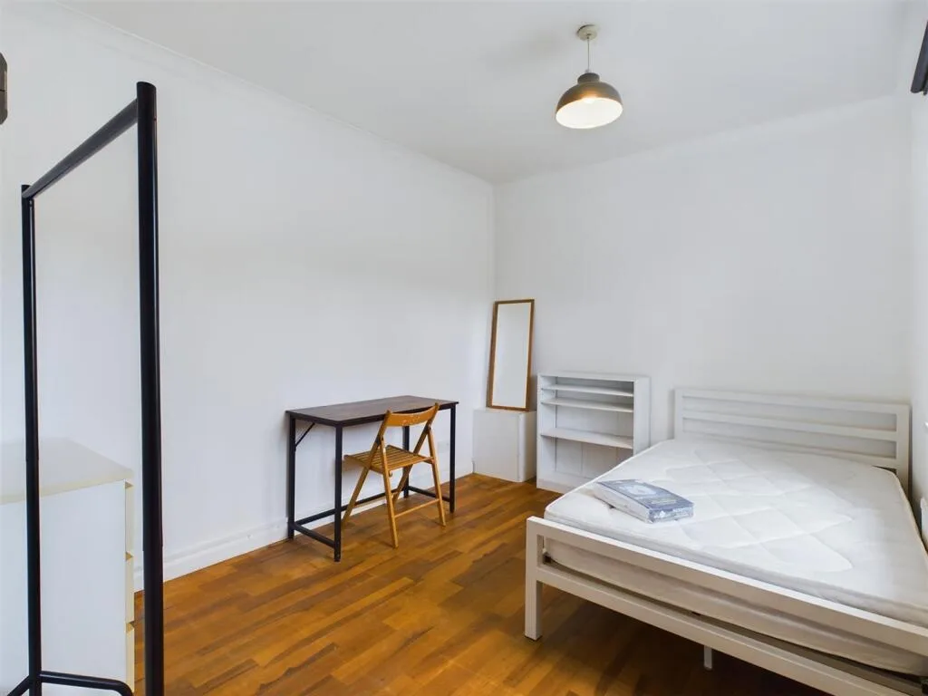 6 bedroom semi-detached house for rent