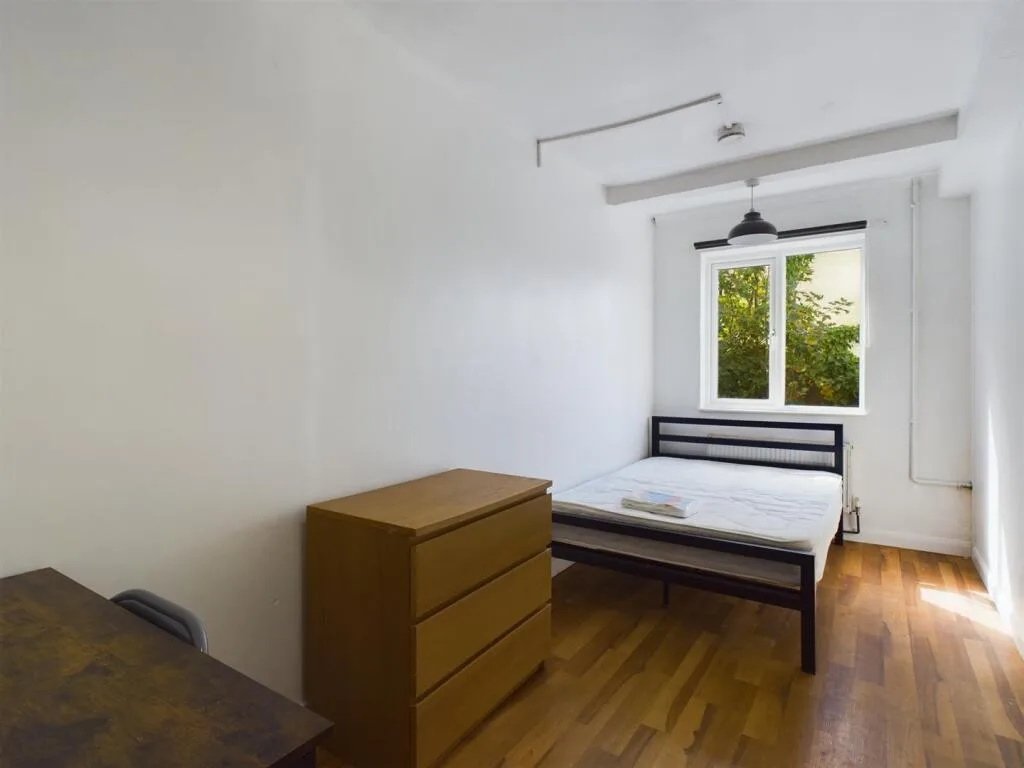 6 bedroom semi-detached house for rent
