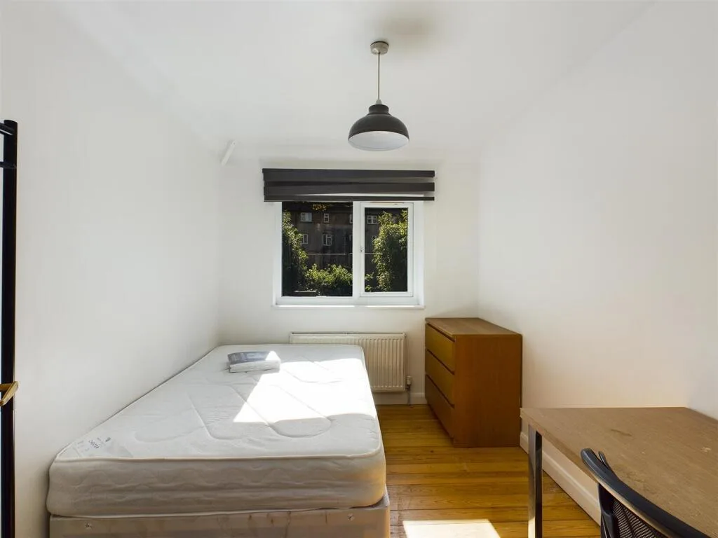 6 bedroom semi-detached house for rent