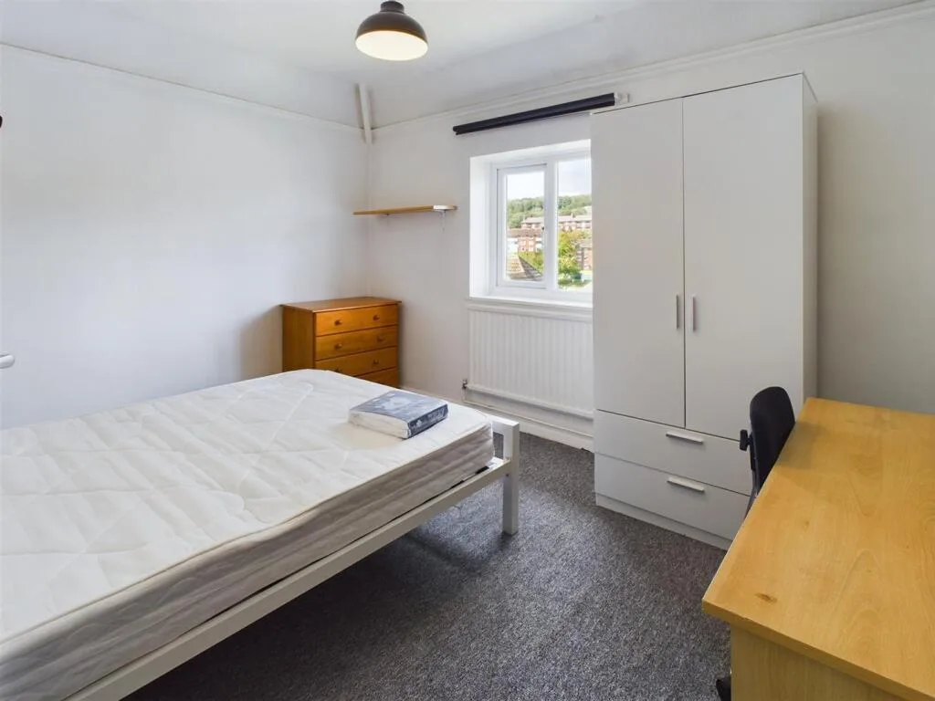 6 bedroom semi-detached house for rent