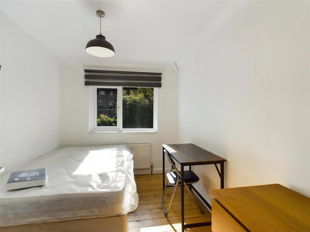 6 bedroom semi-detached house for rent