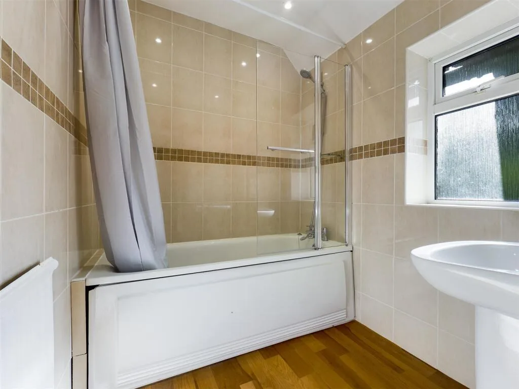 6 bedroom semi-detached house for rent