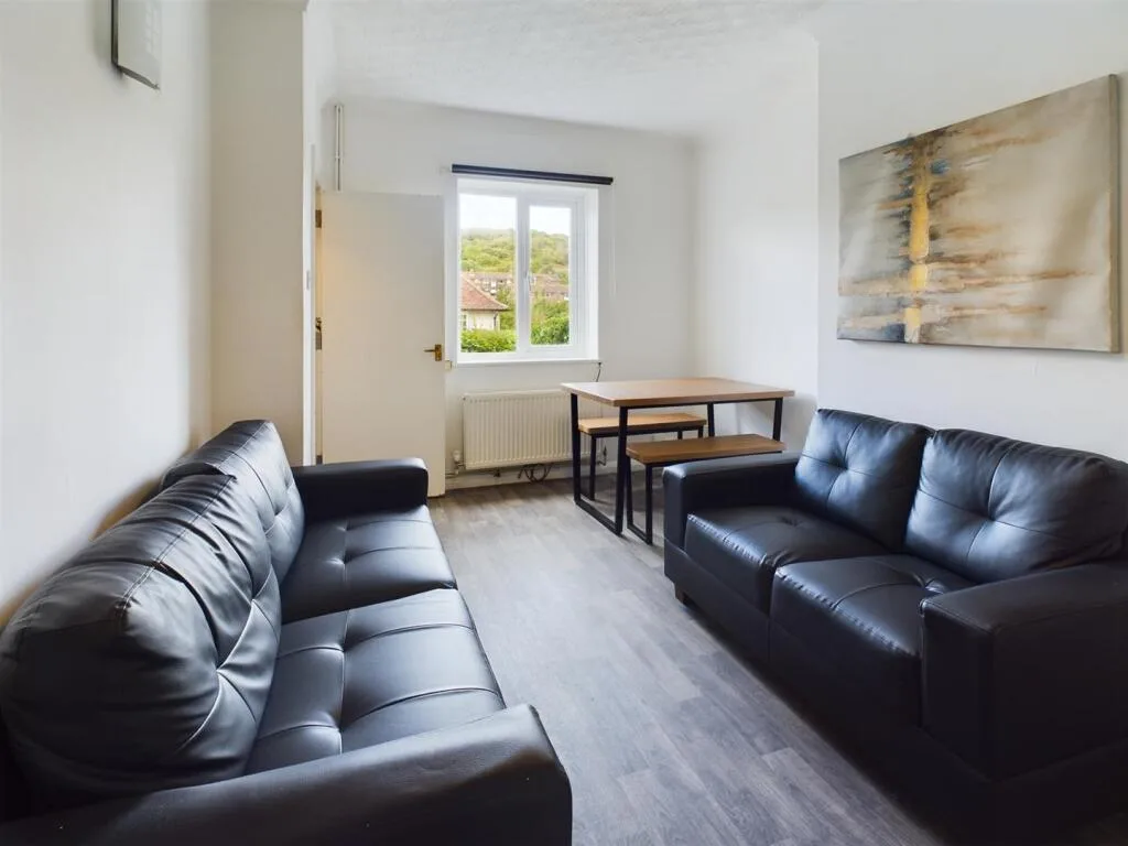 6 bedroom semi-detached house for rent