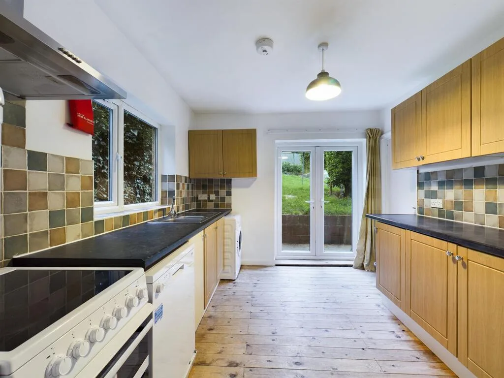 6 bedroom semi-detached house for rent