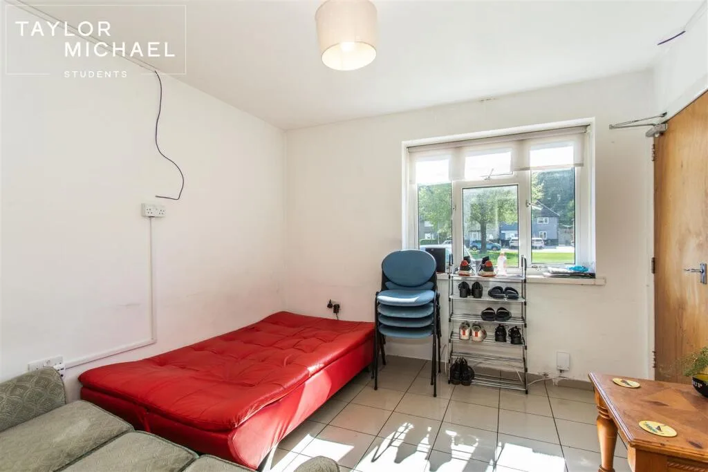 6 bedroom semi-detached house for rent