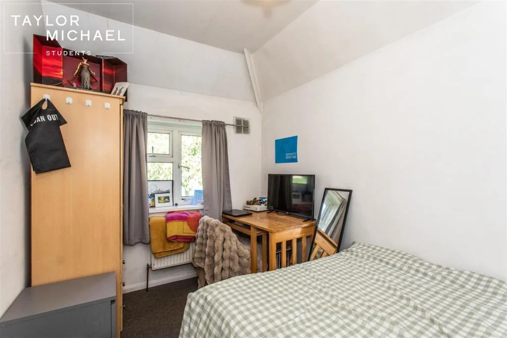 6 bedroom semi-detached house for rent