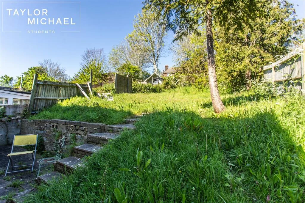 6 bedroom semi-detached house for rent