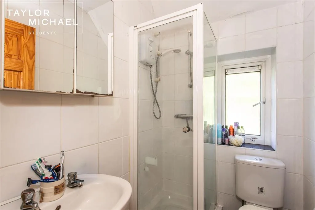 6 bedroom semi-detached house for rent