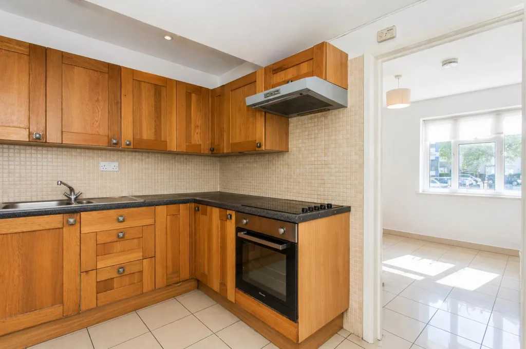 6 bedroom semi-detached house for rent