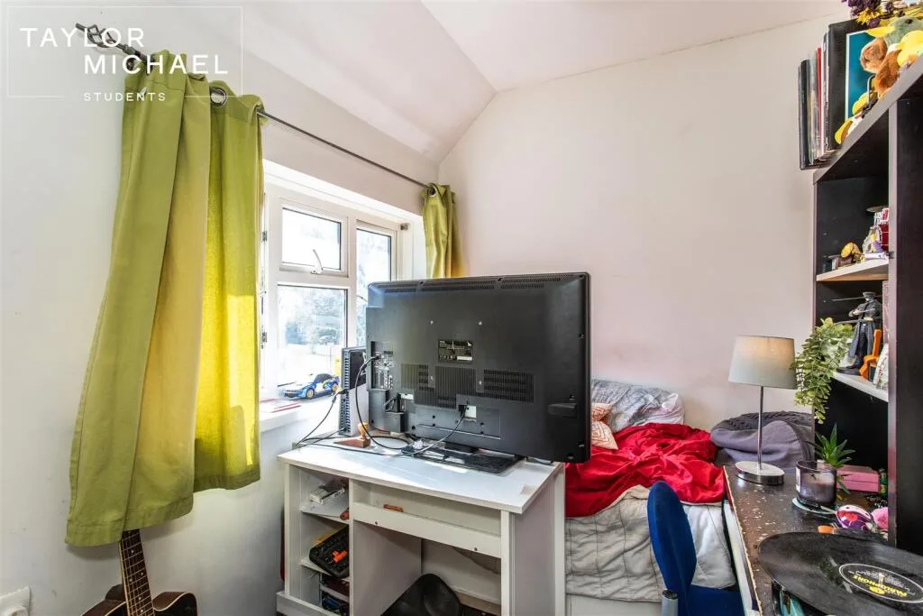 6 bedroom semi-detached house for rent